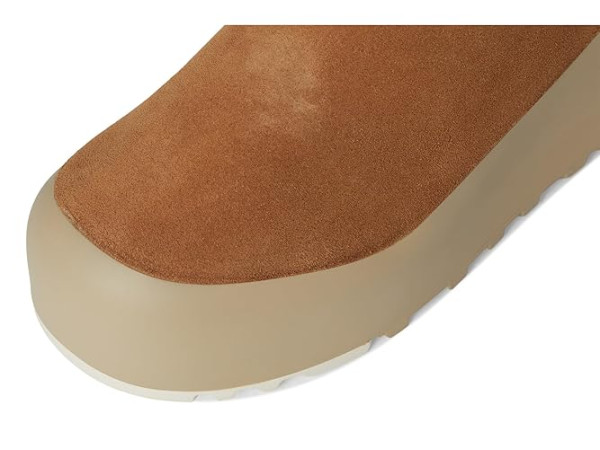 UGG CLassic Streetscape