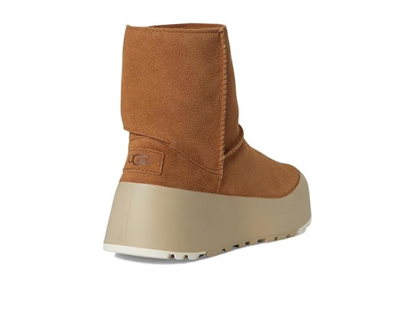 UGG CLassic Streetscape