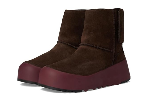 UGG CLassic Streetscape