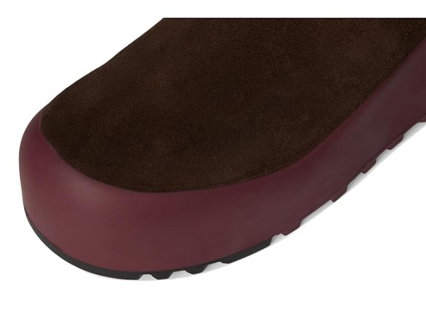UGG CLassic Streetscape