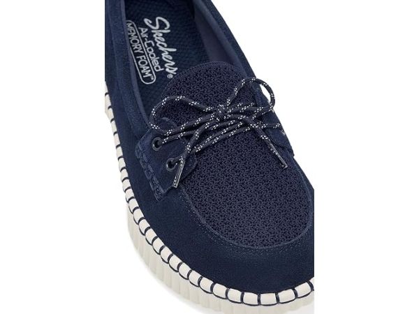 SKECHERS Wilshire Blvd - Feeling Coy SKECHERS Wilshire Blvd - Feeling Coy
