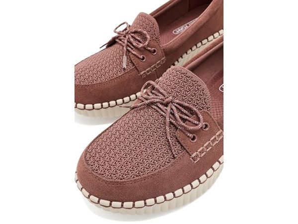 SKECHERS Wilshire Blvd - Feeling Coy SKECHERS Wilshire Blvd - Feeling Coy