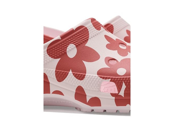 Crocs Classic Clog - Seasonal Graphic Crocs Classic Clog - Seasonal Graphic