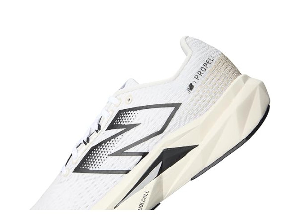 New Balance FuelCell Propel v5