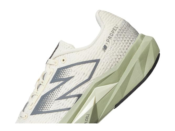 New Balance FuelCell Propel v5