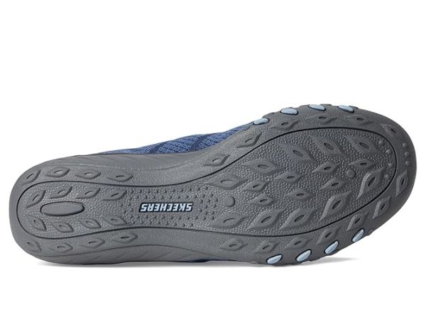 SKECHERS Breathe Easy - Knitty Waves Hands Free Slip-Ins